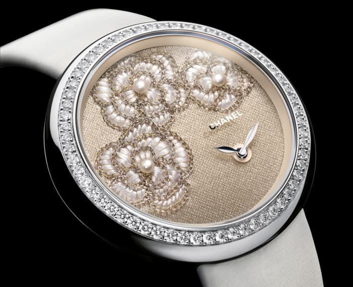 Chanel Mademoiselle Prive с циферблатом,  вручную расшитым шелковыми  и металлизированными нитями  и жемчугом