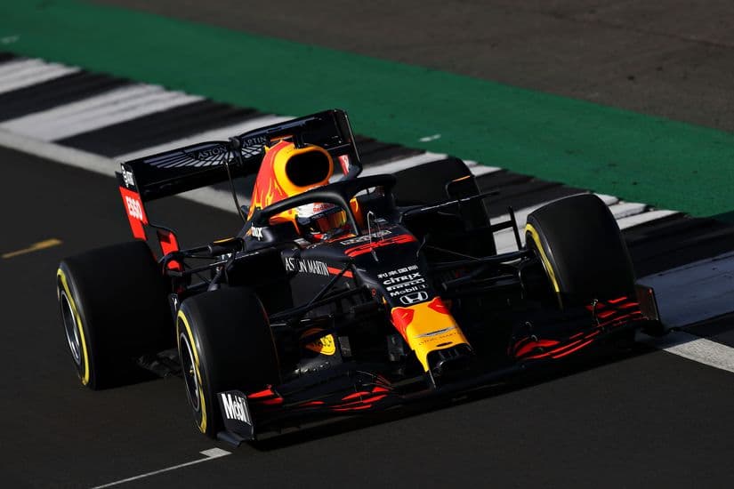 Гоночный болид Aston Martin Red Bull Racing