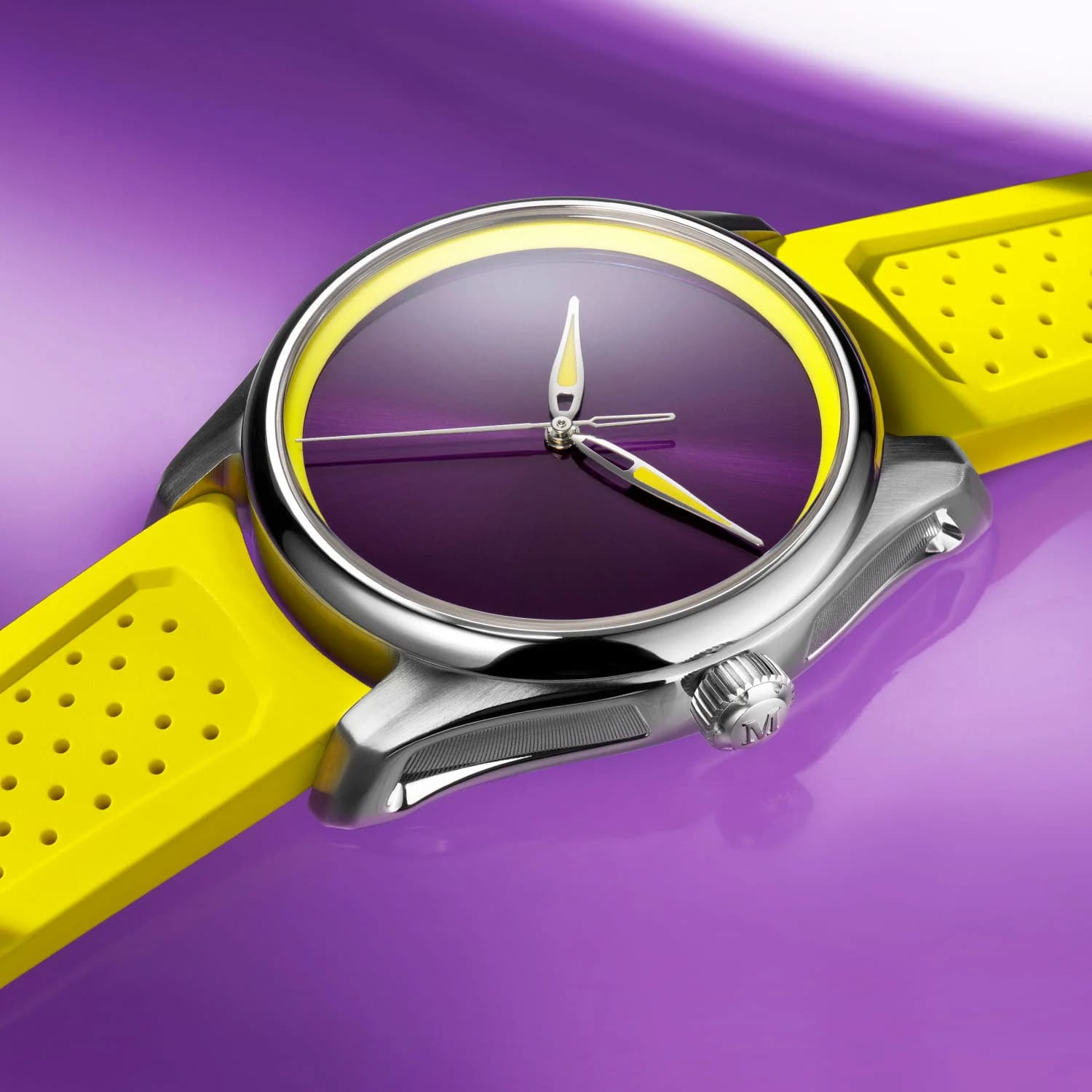 H-Moser-Cie-Pioneer-Centre-Seconds-Sun-Berry