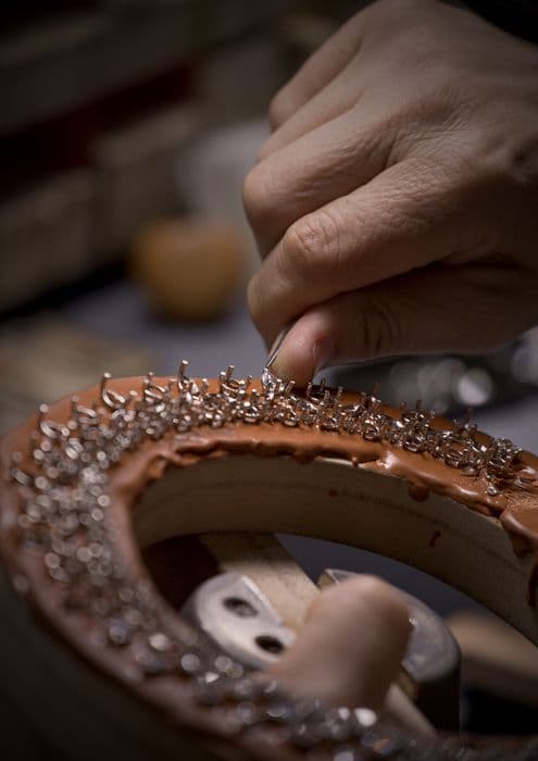 Мастер по закрепке камней Chopard