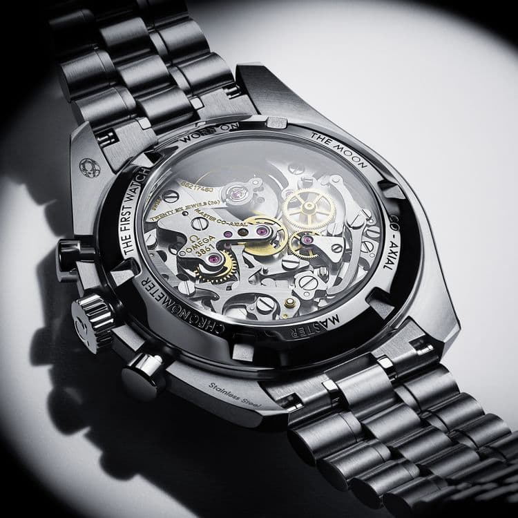 Omega Speedmaster Moonwatch c белым циферблатом 