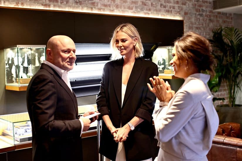 Шарлиз Терон Стоун в бутике Breitling