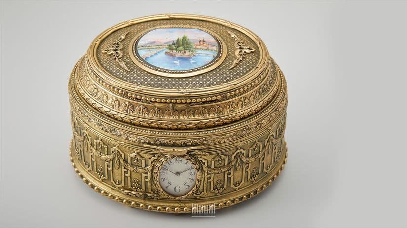 Старинная шкатулка с часами