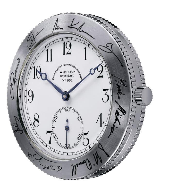 WOSTEP Watch Reference 100 с калибром W-01 с ручным заводом в стальном корпусе 54 мм, украшенном 16 подписями выпускников школы 