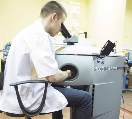 Специалист часовой мастерской «Секунда» Олег Акимов