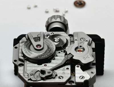 Первый полностью мануфактурный калибр Urwerk UR-EMC