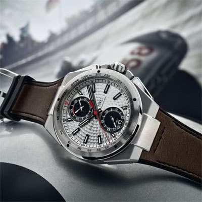 Ingenieur Chronograph Silberpfeil с калибром flyback-хронографа 89361, циферблат повторяет рисунок приборной панели олдтаймера, которая покрыта листовой сталью с зернением 