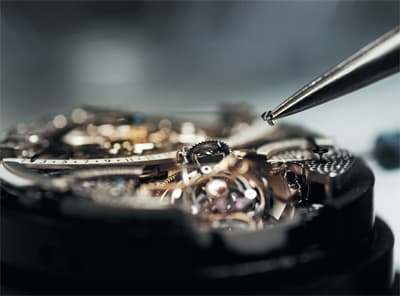 Всего над часами, создаваемыми в стенах Jaeger-LeCoultre, производится 3331 операция — от вытачивания заготовки до финишной обработки и ювелирной инкрустации