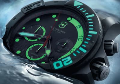 Премьера Базеля-2014: Victorinox Dive Master 500 в корпусе 43 мм, различное люминесцентное покрытие использовано для стрелок и индексов, для шкалы на фланце, в 20-минутной зоне и для контуров счетчиков на 6 и 9 часах 