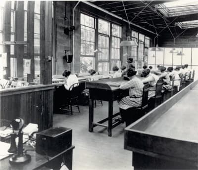 Работницы фабрики US Radium, производившей краску Undark, подвергались смертельной опасности
