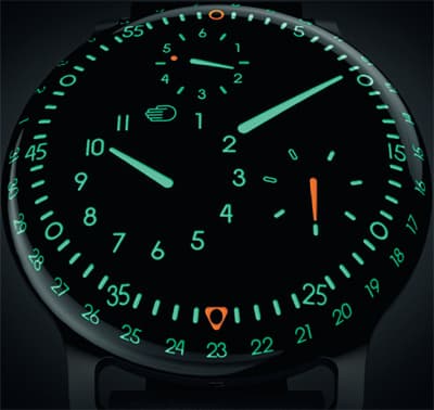 Ressence Type 3 с циферблатом, заполненным нафталином, разметка покрыта белой, серой и оранжевой Super-LumiNova, которая в темноте светится зеленым и оранжевым
