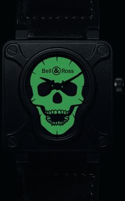 Bell & Ross BR01 Airborne в корпусе 46 мм с покрытием черным углеволокном и люминесцентной краской на черепе 