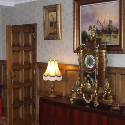 Бронзовые часы в кабинете
