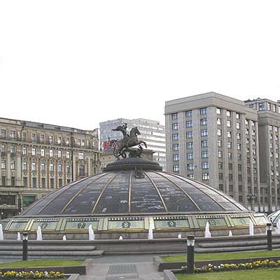 Манежная  площадь с мировыми часами