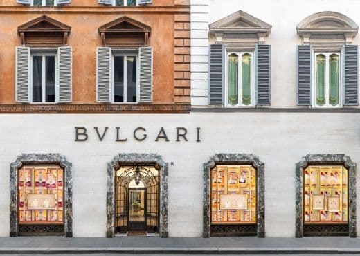 Bvlgari украсил витрины афиши в стиле 50-х годов