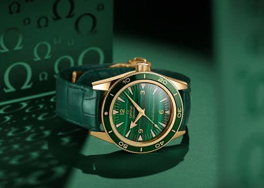 Omega выпустила часы с циферблатами из малахита и лазурита