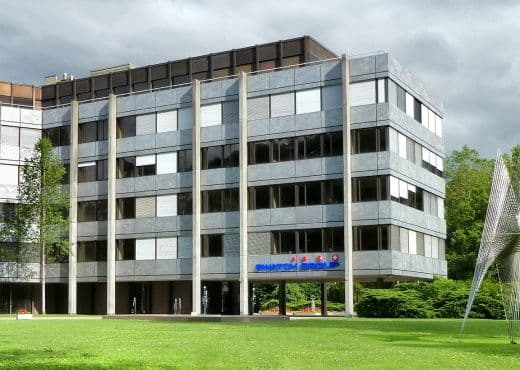 Итоги года от Swatch Group: продажи упали на 1,8%, доход - на 13,7%