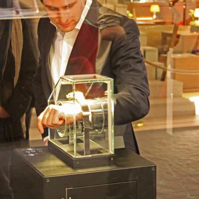 Новая витрина позволяет сразу померить часы