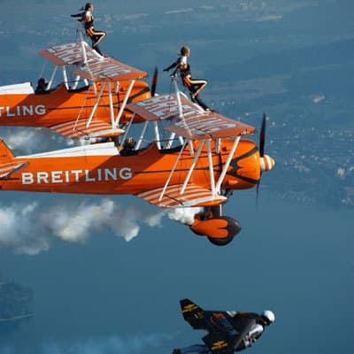 Ив Росси летает с самолетами команды Breitling