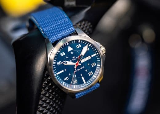 Hamilton Khaki Aviation Pilot в сотрудничестве с Air Glaciers