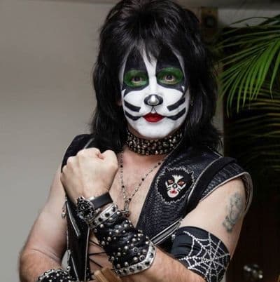 Барабанщик KISS Эрик Сингер играет в часах Ball