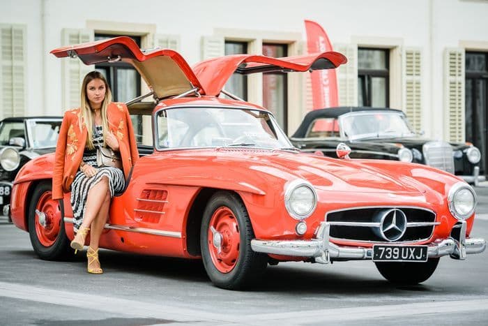 IWC представила часы, посвященные легендарному гонщику, на ралли классических авто