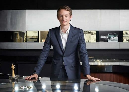 Большие перестановки в часовом секторе LVMH