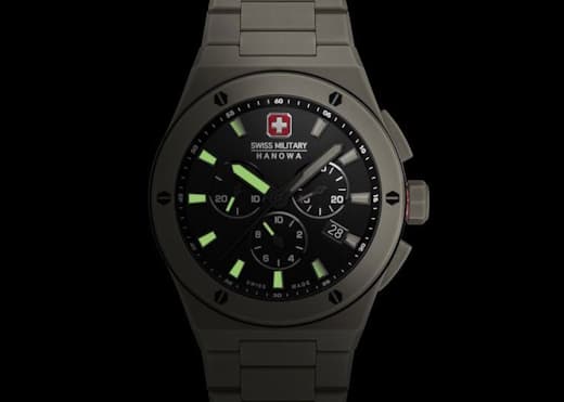 Серая керамика и черный циферблат в хронографе Swiss Military Hanowa