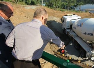 Путин заложил свои часы в Нижне-Бурейскую ГЭС