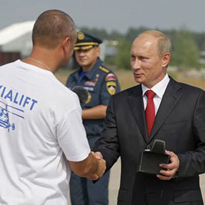 Российские и зарубежные летчики получили от Путина часы «Авиатор»