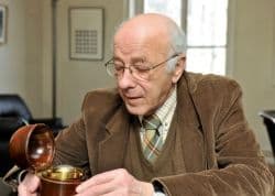 Франсуа-Поль Журн купил коллекцию из 1000 книг о часах
