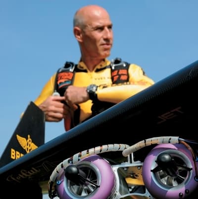 Ив Jetman Росси снова поднялся в воздух