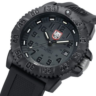 Осенние черные часы от Luminox