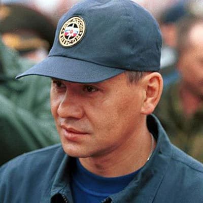 Шойгу дарит часы