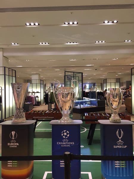 Главные футбольные трофеи выставлены в корнере TAG Heuer в «Цветном»