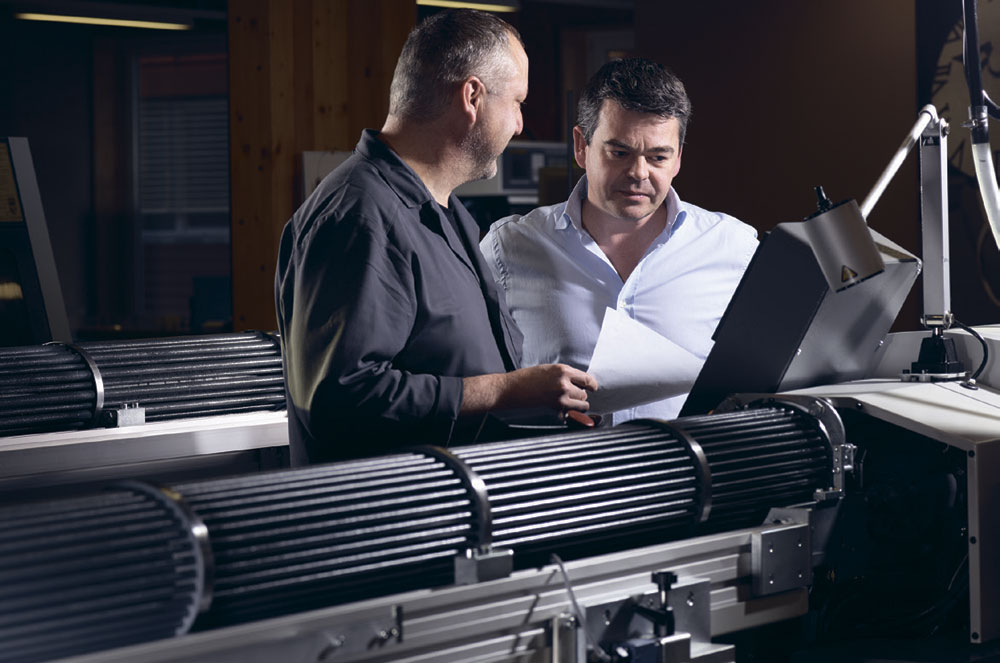 В мастерскои? Romain Gauthier установлены токарные машины и 5-осные CNC, которые могут производить до 90 видов деталеи?