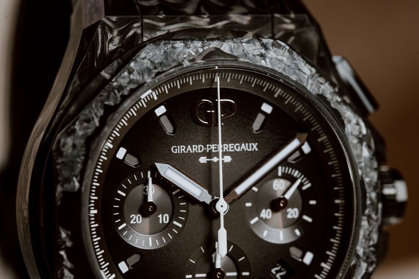 Часы  Girard-Perregaux Laureato Absolute Crystal Rock 