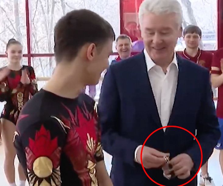 Сергей Собянин подарил свои часы