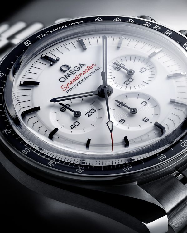 Omega Speedmaster Moonwatch c белым циферблатом 