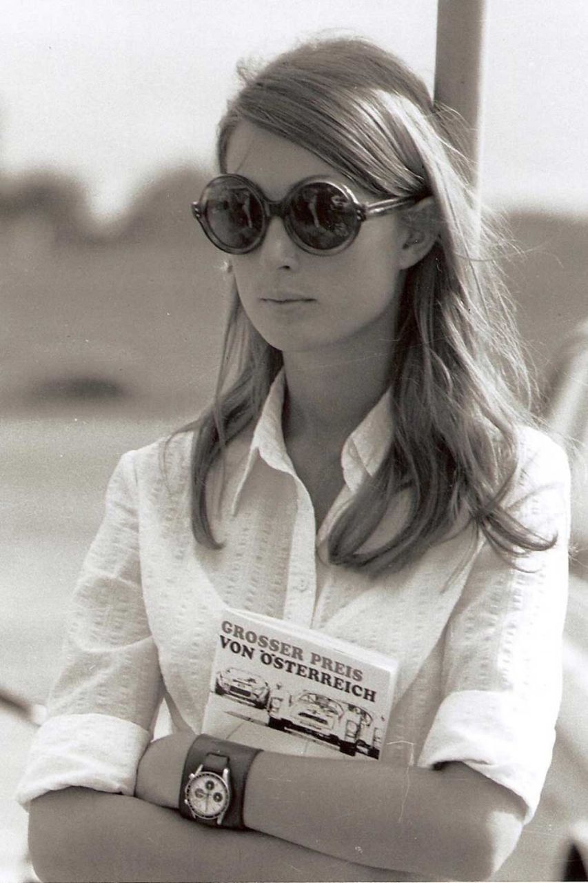 Нина Риндт в часах Universal Geneve