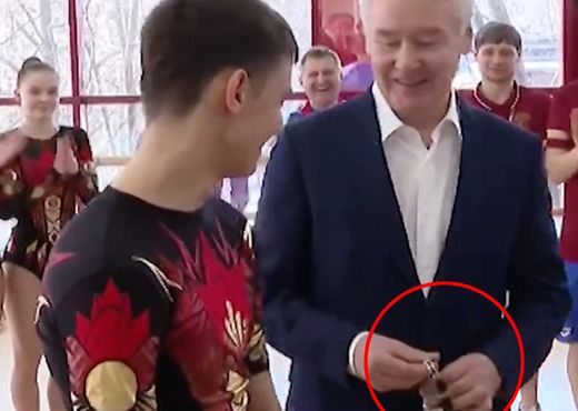 Собянин подарил свои часы Tissot юному спортсмену