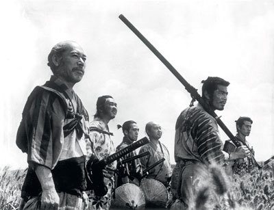 Великий японский режиссер Акира Куросава (1910–1988) прославился в эпоху «золотых 60-х». Слева: первый мировой блокбастер Куросавы «Семь самураев», 1954 г.