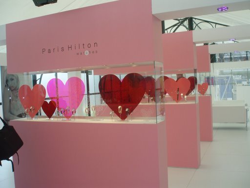 Самый романтичный стенд - Paris Hilton
