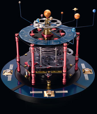 В механический планетарий помещены орбиты меркурия, Венеры, Земли, марса, Юпитера, Сатурна, Урана, Нептуна и Плутона вокруг Солнца, которыми управляют 10 коаксиальных осей и 40 колесных передач
