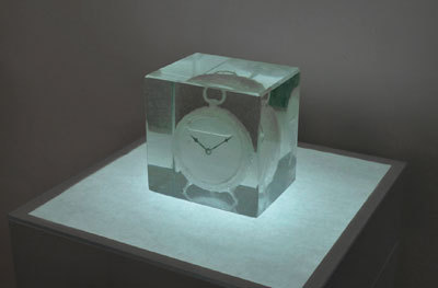 Нафталиновые часы Waiting for Awakening, представленные художницей Айко Миянага на выставке Art Basel-Hong Kong весной 2013 г.