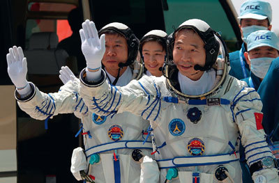 Экипаж третьего китайского пилотируемого корабля «Шэньчжоу-10», проведший в космосе 15 суток в июле 2013 г.